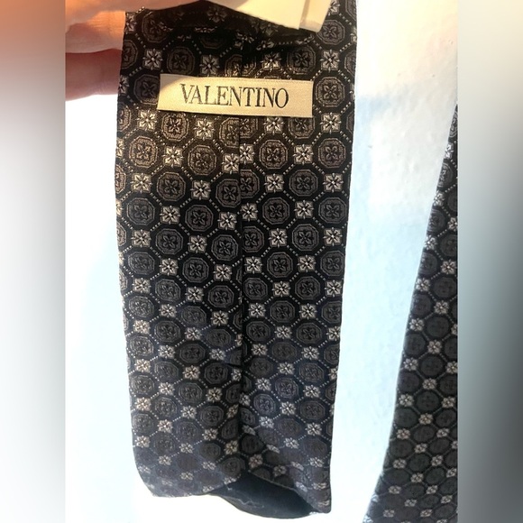 NWT Valentino Black Tie - Black White Medallion Floral 100% Silk Italy Necktie - Picture 4 of 6